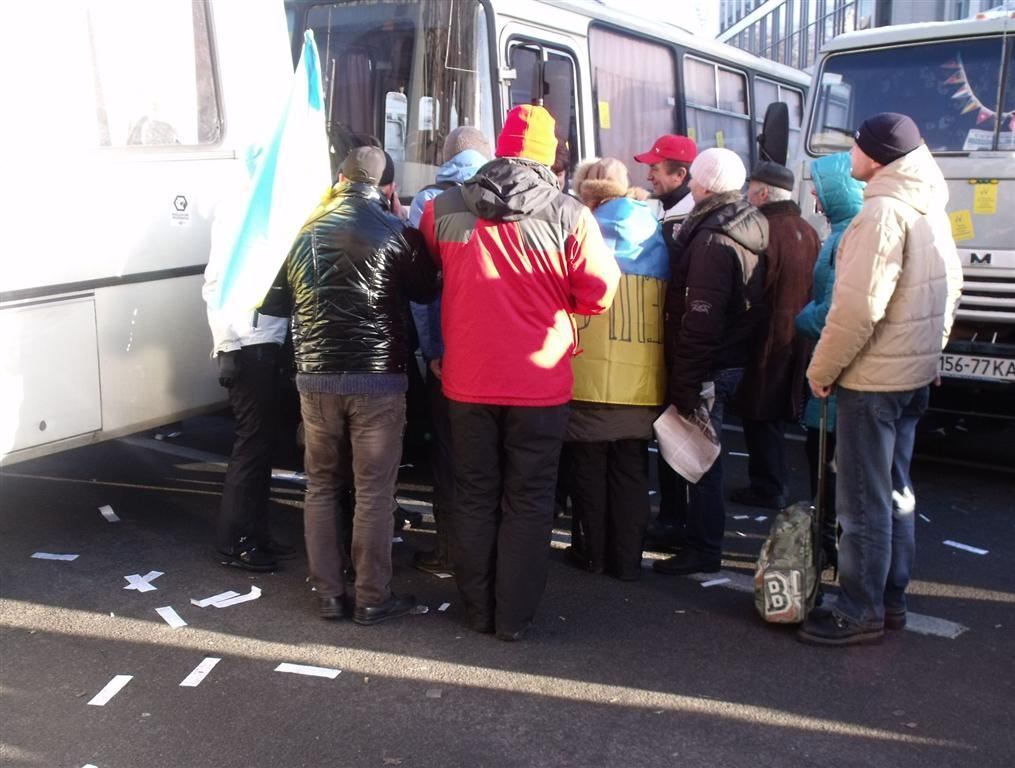 Евромайдановцев решили "просветить" листовками