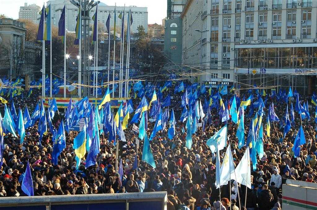 Прихильники Януковича спілкуються з евромайдановцамі через паркан