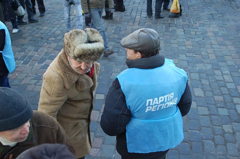 Сторонники Януковича общаются с евромайдановцами через забор