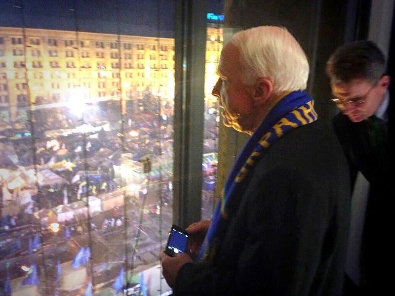 Сенатор Маккейн снимал на видео светящийся Евромайдан