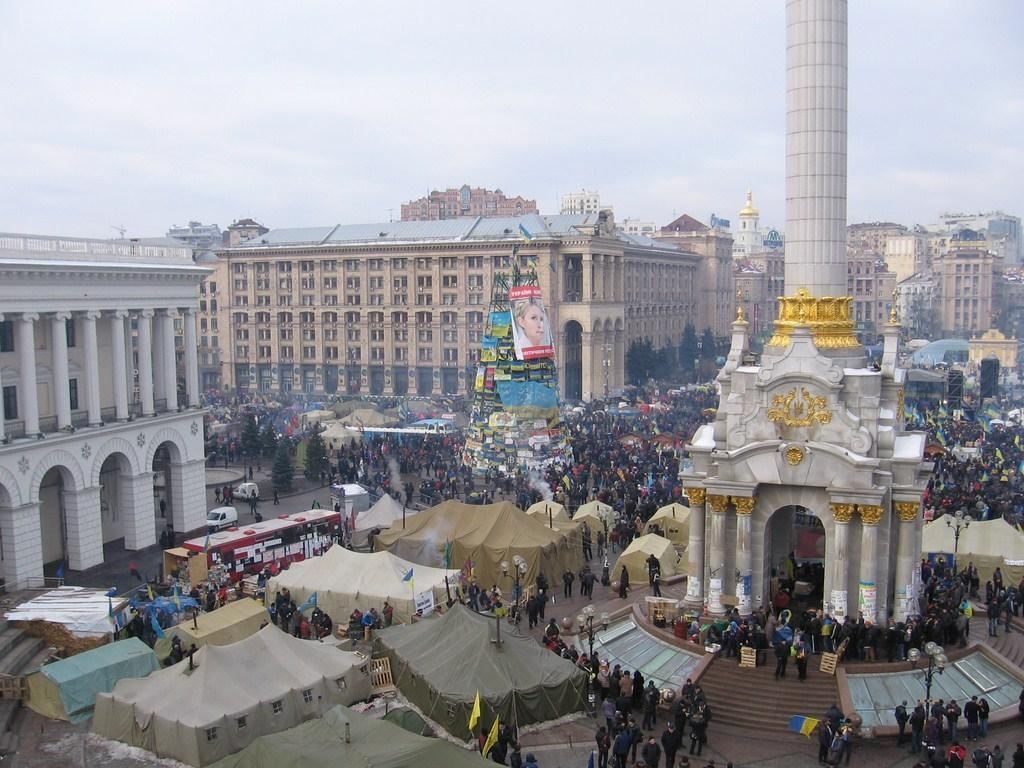 На Евромайдане собралось около 100 тысяч человек