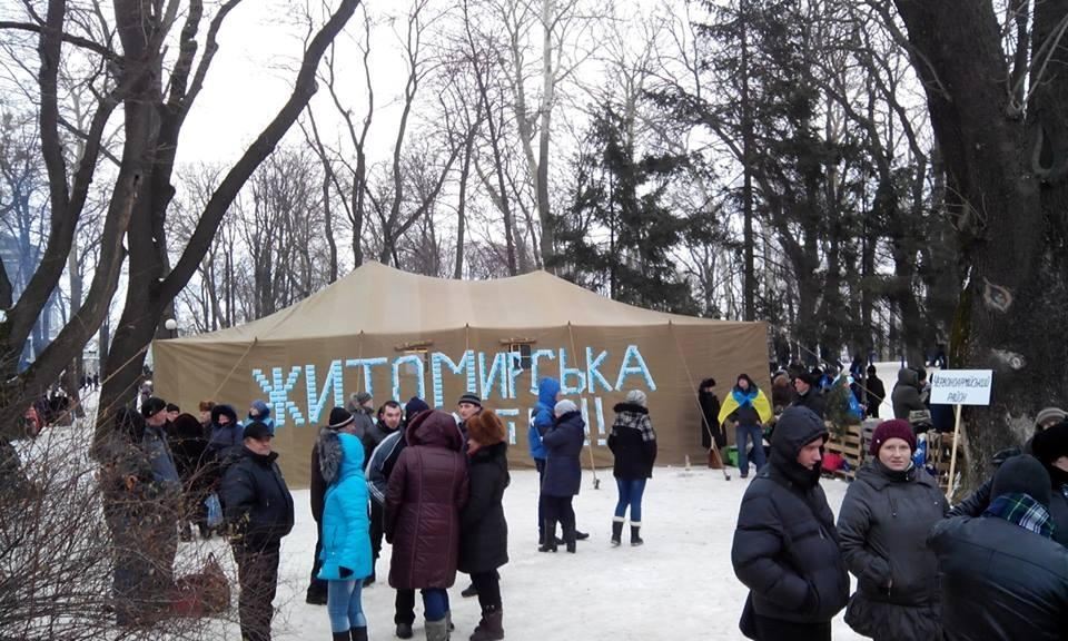 Прихильники Януковича колонами залишають мітинг у Маріїнському парку