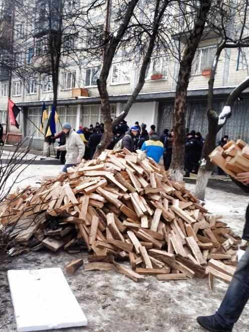 Біля ОВК № 223 розбили намети і привезли дрова