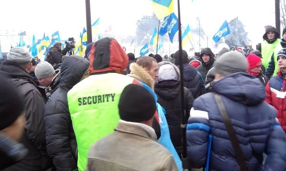 Сторонники Януковича колоннами покидают митинг в Мариинском парке