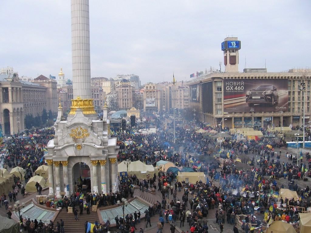 На Евромайдане собралось около 100 тысяч человек