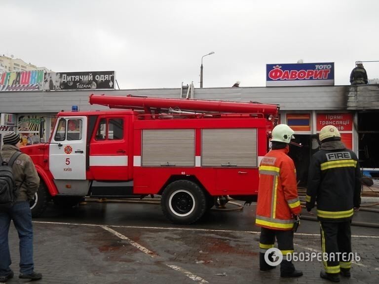 На Позняках более часа горели киоски