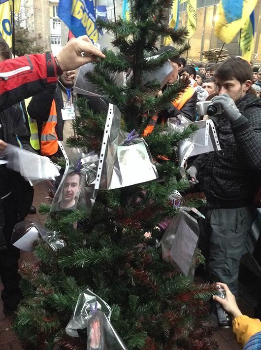 Под офис Клюева митингующие принесли "кровавую елку"