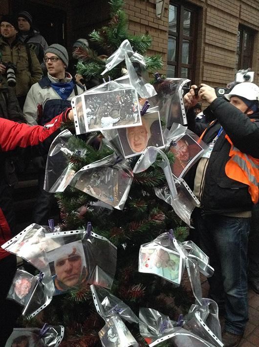 Під офіс Клюєва мітингувальники принесли "криваву ялинку"