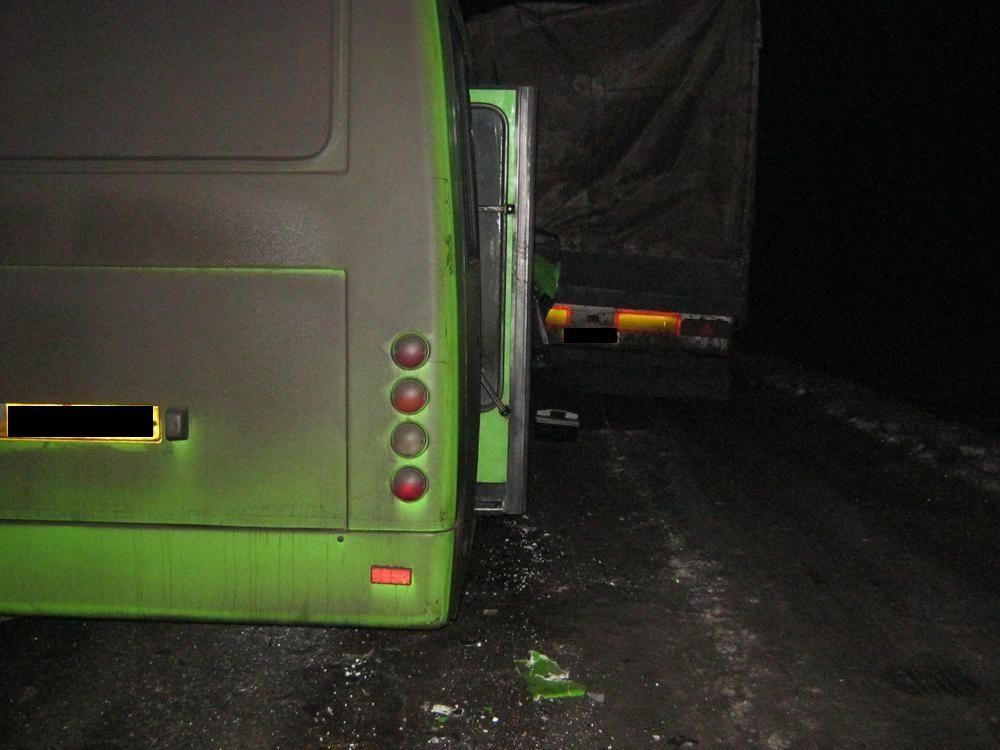 Крупное ДТП на Харьковщине: автобус влетел в припаркованную фуру