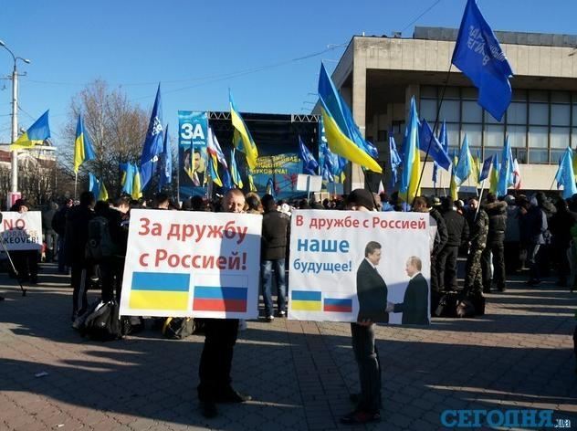 У Криму пройшов мітинг під плакатами "Янукович і Путін - молодці"