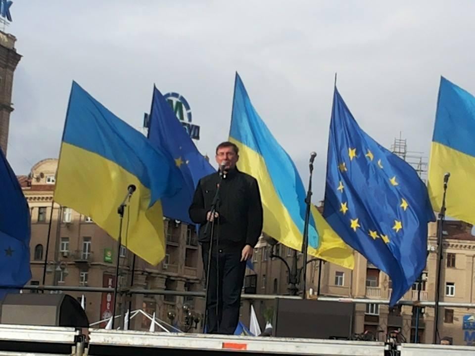 Луценко і Яценюк приїхали до мітингувальників до Кабміну