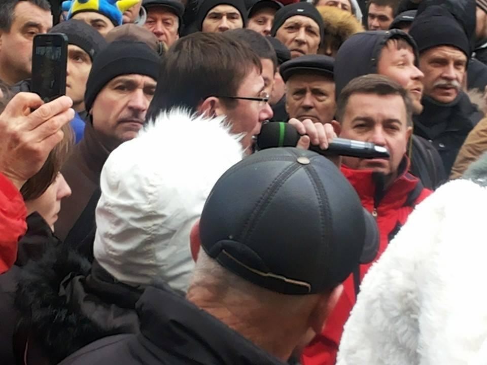 Под Кабмином митингующие требуют отставки Азарова