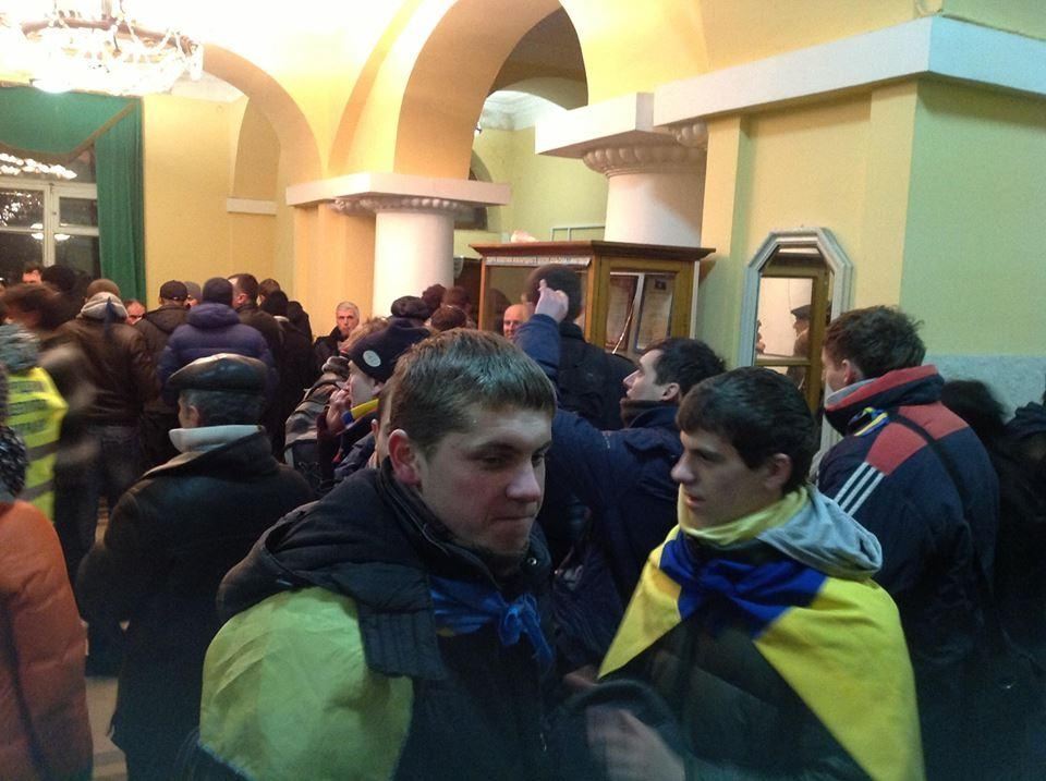 Митингующие заняли Октябрьский дворец в Киеве
