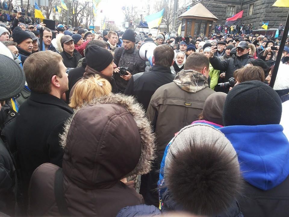 Под Кабмином митингующие требуют отставки Азарова