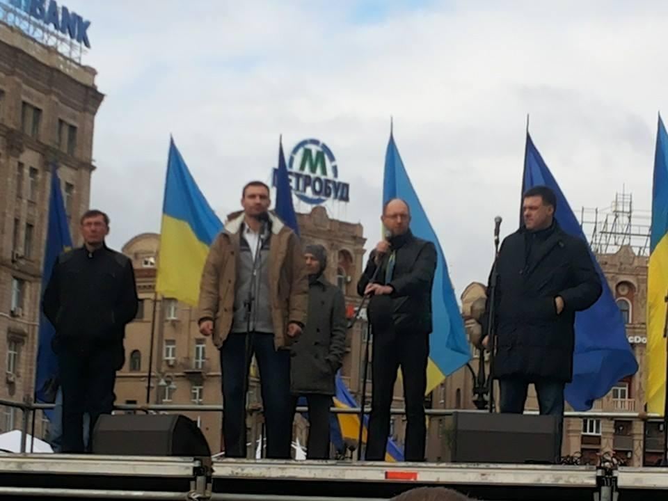 Луценко и Яценюк приехали к митингующим к Кабмину