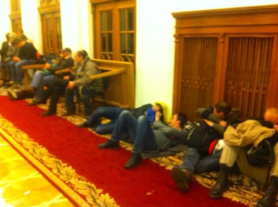 Евроактивисты в КГГА спят, греются и едят бутерброды  с колбасой