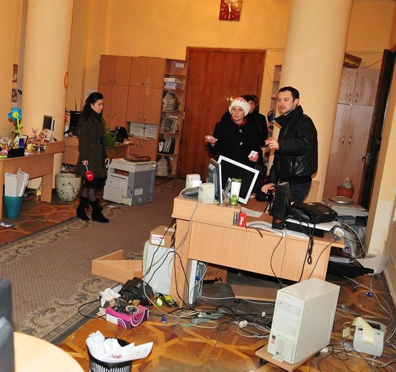 Пресс-служба КГГА просит митингующих вернуть мебель и оргтехнику