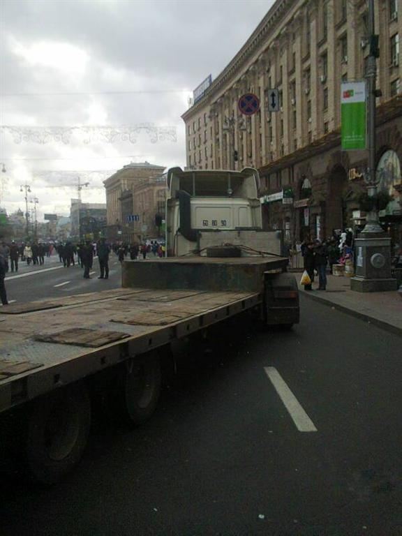 На Майдан приехал грузовик, митингующие его заблокировали