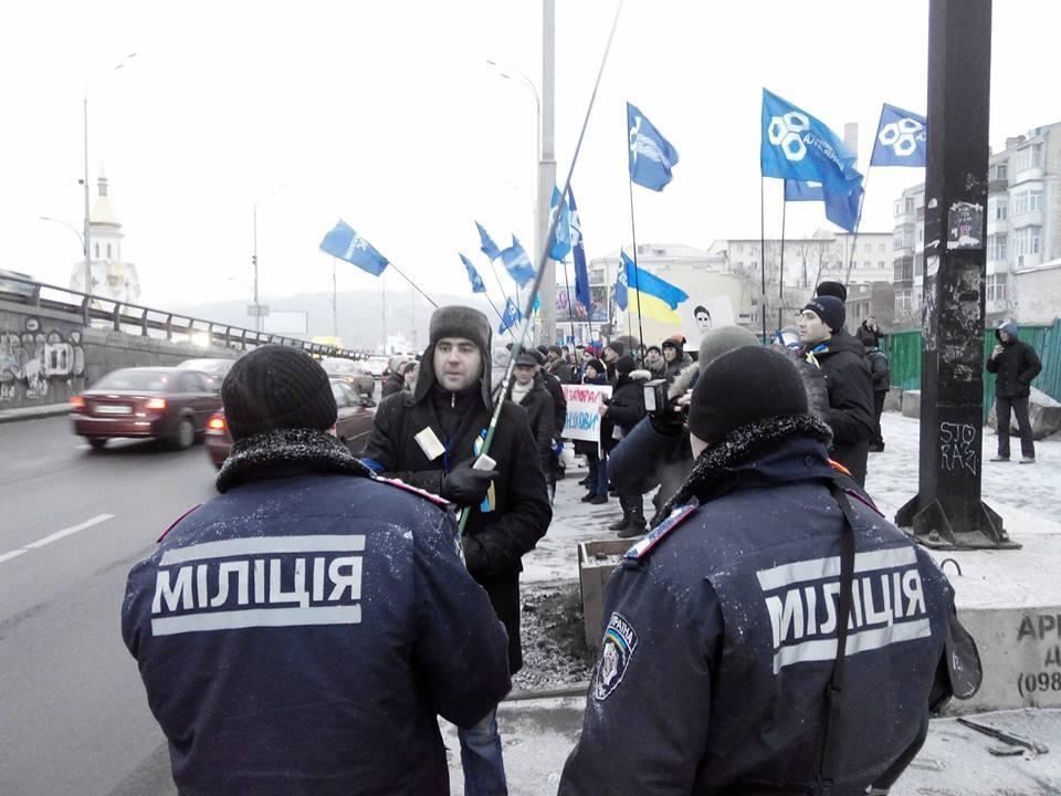 Активісти перекрили дорогу кортежу Президента і скандують "Ні заторів Януковича!"