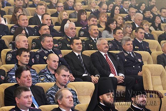 Янукович поздравил украинских милиционеров и вручил ордена