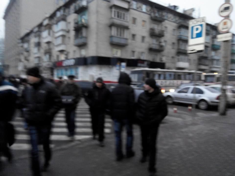 Активисты перекрыли дорогу кортежу Президента и скандируют "Нет заторам Януковича!"
