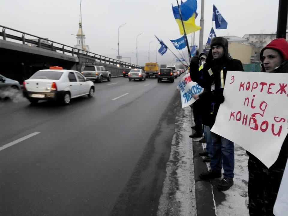 Активісти перекрили дорогу кортежу Президента і скандують "Ні заторів Януковича!"