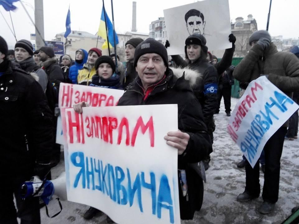 Активісти перекрили дорогу кортежу Президента і скандують "Ні заторів Януковича!"