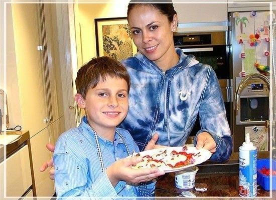 Жена Кличко показала свои детские фото