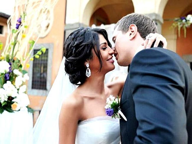 Димопулос продает свое свадебное платье за 90 тыс.грн