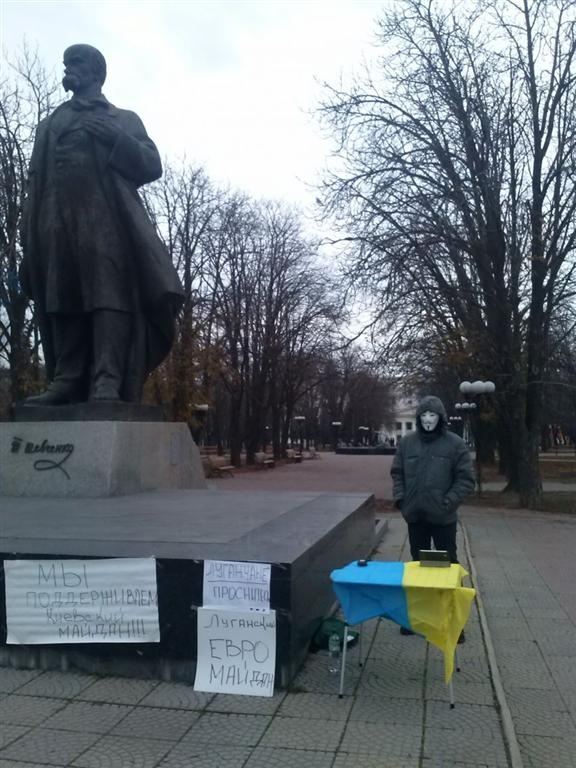 Одинокий протест. Луганчанин всю ночь простоял в поддержку Евромайдана