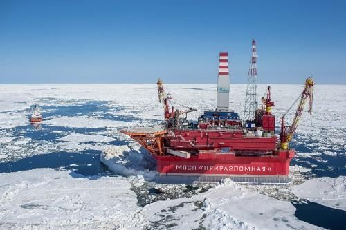 "Газпром" начал добывать нефть в Арктике