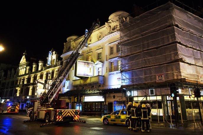 Обрушение театра в Лондоне: количество пострадавших растет