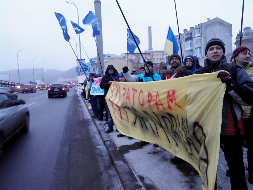 Активисты перекрыли дорогу кортежу Президента и скандируют "Нет заторам Януковича!"