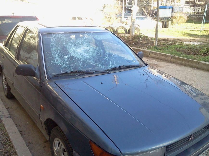 В Севастополе пьяный мужчина разбил гитарой десяток авто