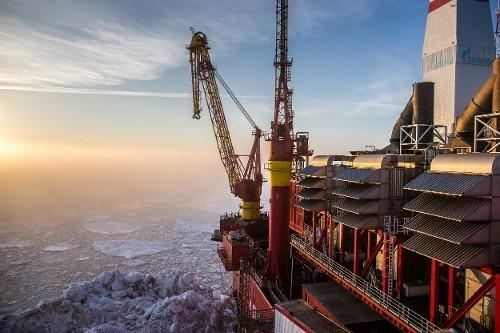 "Газпром" начал добывать нефть в Арктике