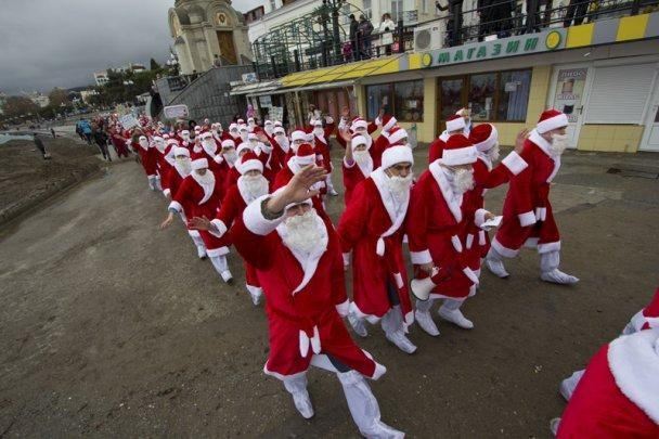В Ялте около тысячи Дедов Морозов вышли на парад