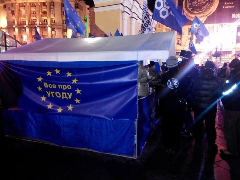 На Майдане занялись "евроликбезом"