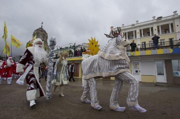 У Ялті близько тисячі Дідів Морозів вийшли на парад