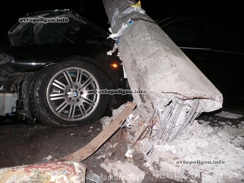 В Киеве BMW смял Chevrolet и снес столб: четверо пострадавших