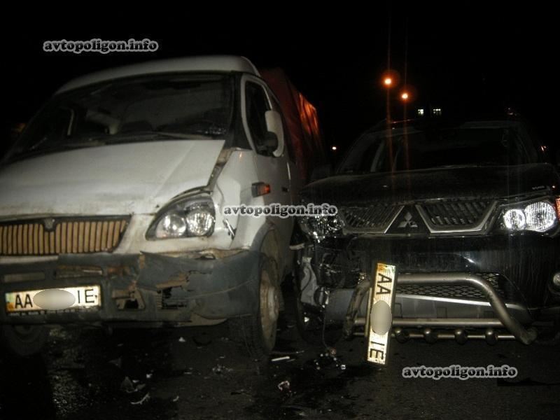 В Киеве пьяная женщина-водитель протаранила грузовик и сбила гаишника