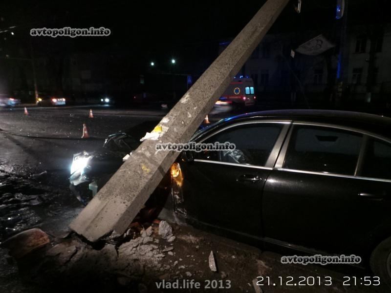 В Киеве BMW смял Chevrolet и снес столб: четверо пострадавших