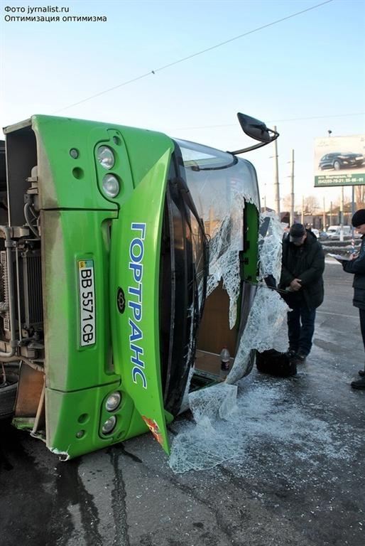 В Луганске перевернулся автобус: 18 пострадавших