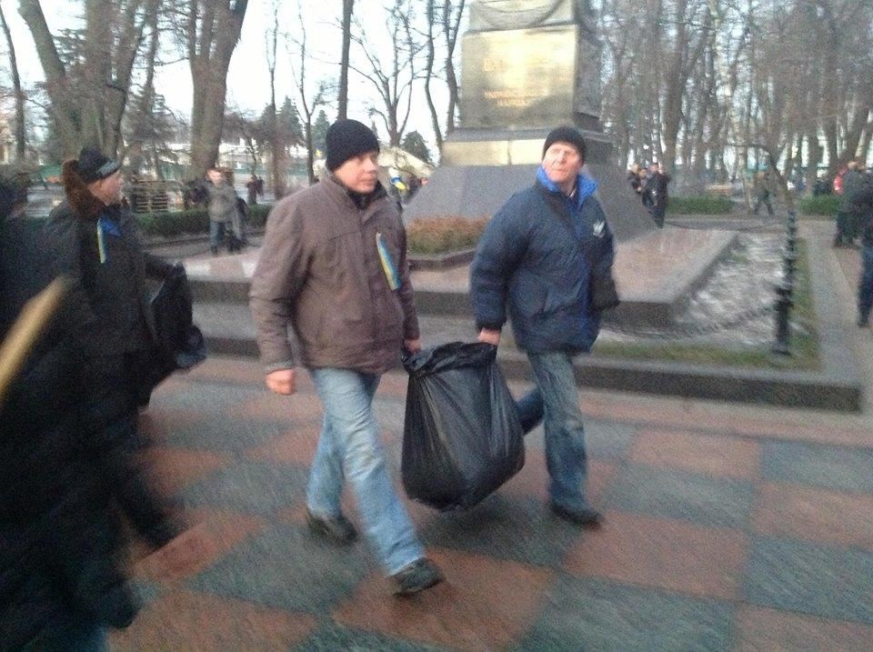 Евромайдановци прибрали Маріїнський парк після антимайдану