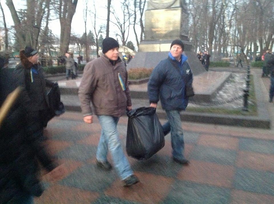 Евромайдановцы убрали Мариинский парк после антимайдана