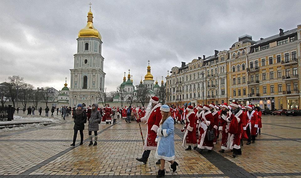 В Киеве прошел парад Дедов Морозов