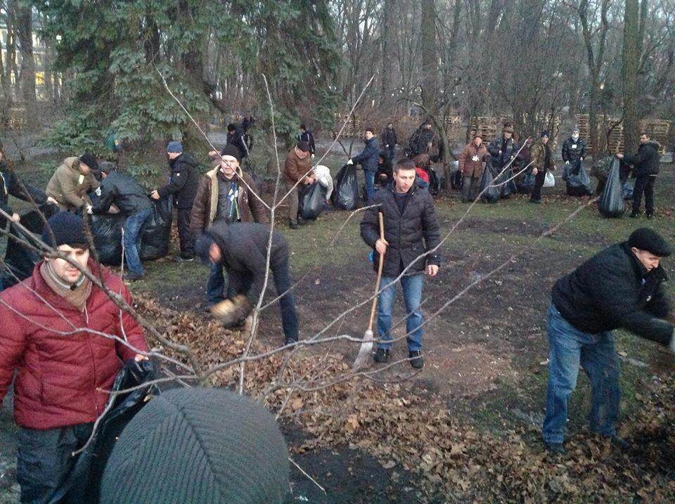 Евромайдановцы убрали Мариинский парк после антимайдана
