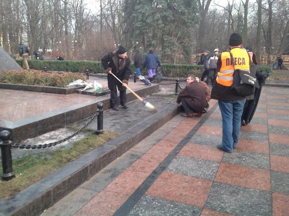 Евромайдановцы убрали Мариинский парк после антимайдана