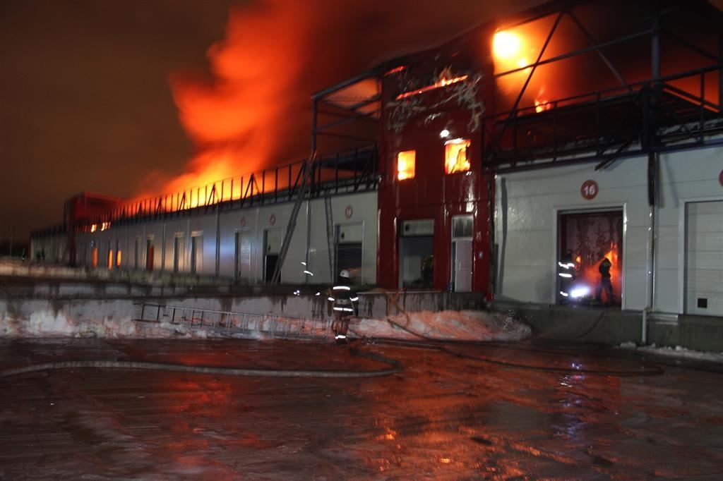 Крупный пожар на рынке "Столичный" в Киеве: погибли 4 человека