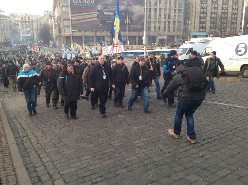 Евромайдановцы убрали Мариинский парк после антимайдана