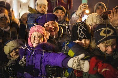 В России Деда Мороза защитили от детей металлическими заграждениями